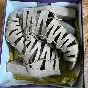 Tan block heel in 6.5